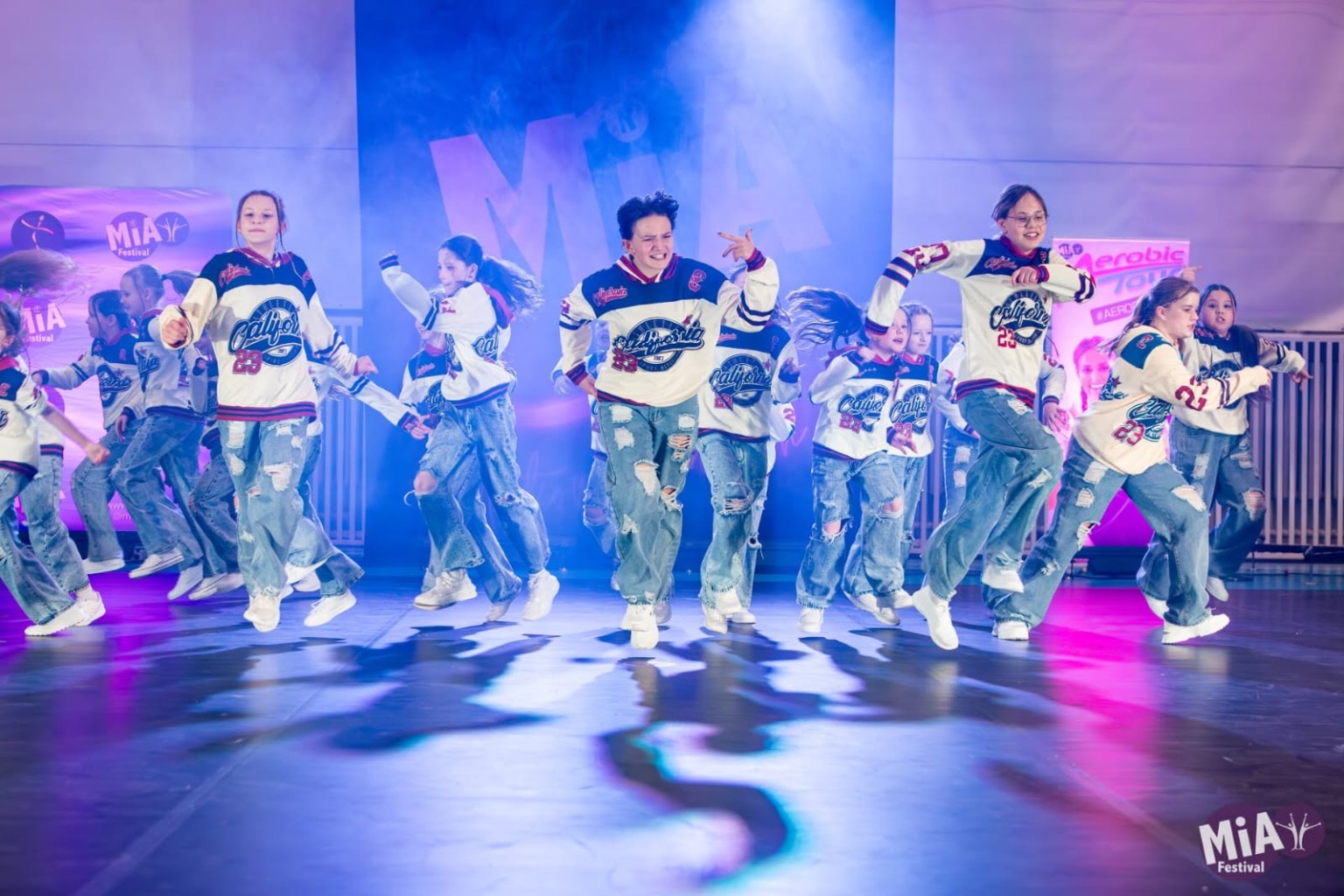 Underground Comfort tančí choreografii Top Secret na barevně osvětleném pódiu MIA Festivalu